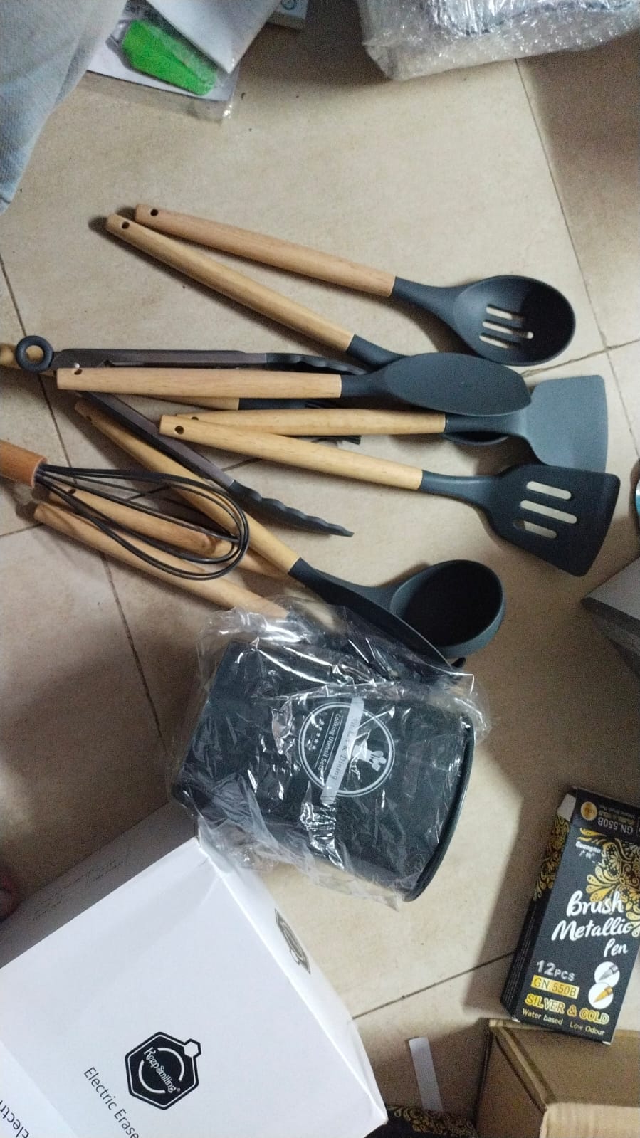 12 pcs set Wooden Handle Silicone Kitchen Utensils With Storage Bucket High Temperature Resistant And Non Stick Pot Spatula Spoon( random color )